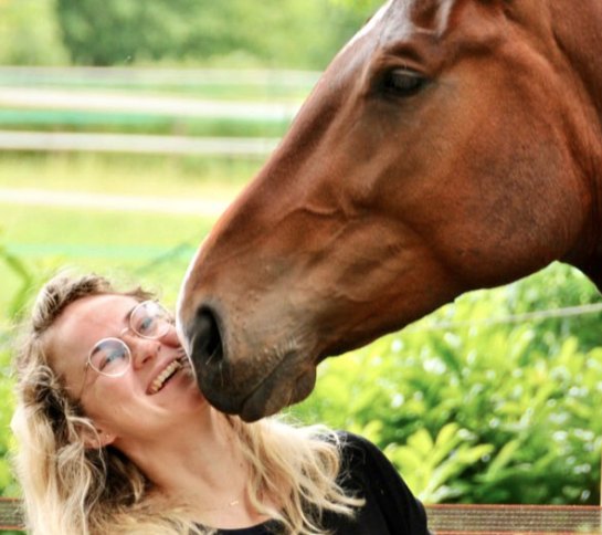 Portrait de Fanny Barutel face à un cheval