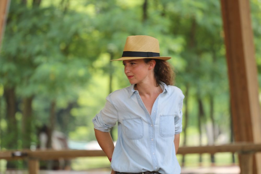 Portrait de Sandra Naigeon de Boer dans un centre équestre