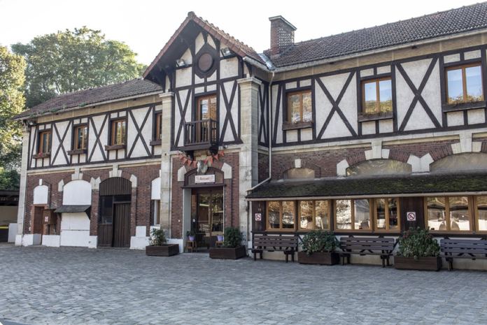Les bâtiments à colombages du centre équestre de Brimborion à Sèvres