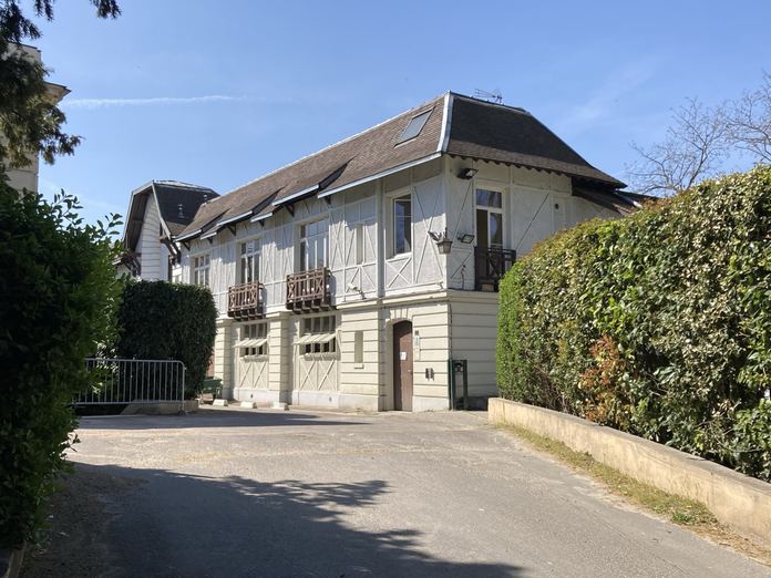 La façade du Manège Dauphine de l'Étrier de Paris, en bordure du bois de Boulogne